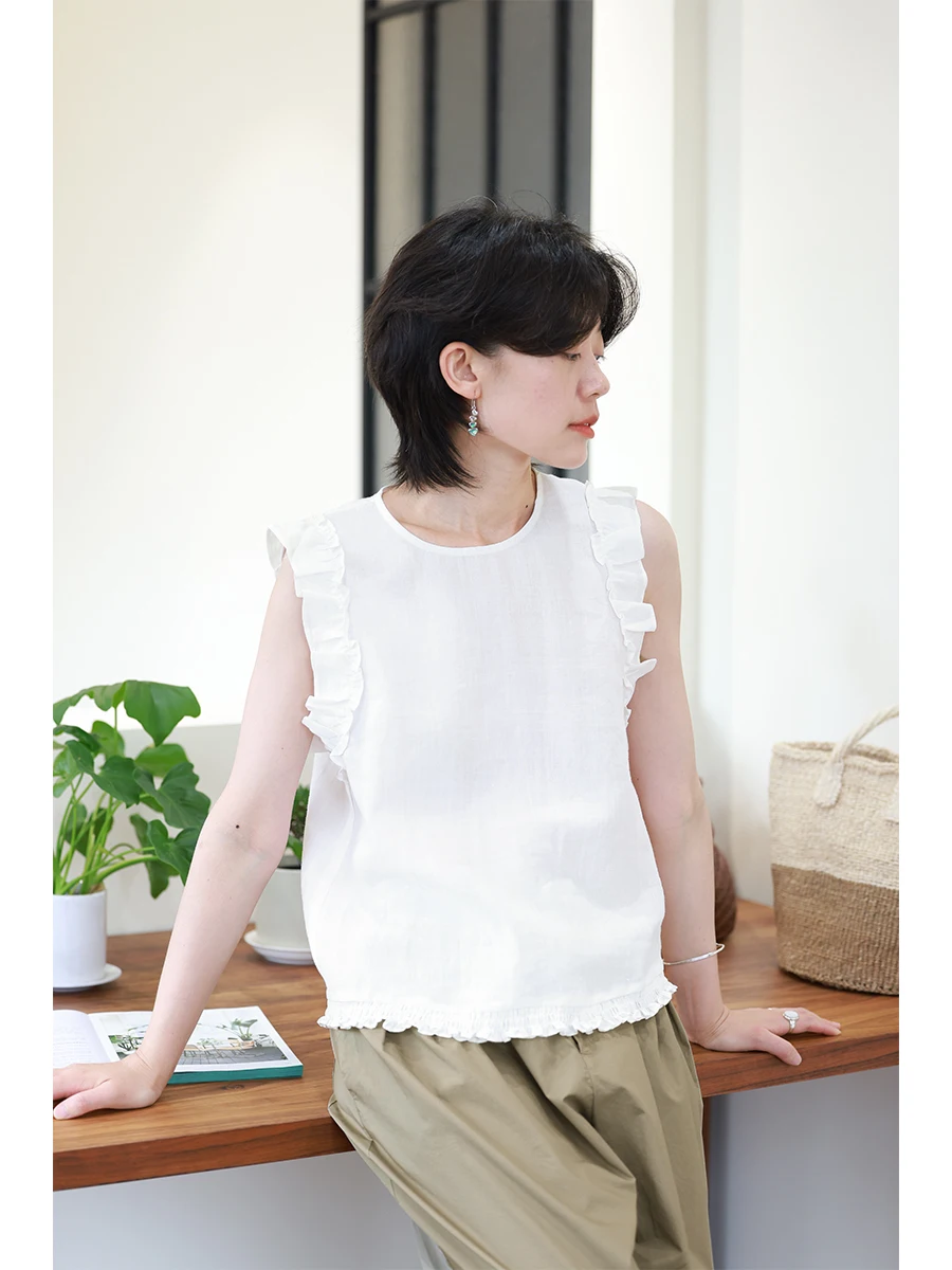 

Легкая дышащая женская футболка с круглым вырезом, прямого кроя, с отделкой в виде волнистого края и лотоса, белая.