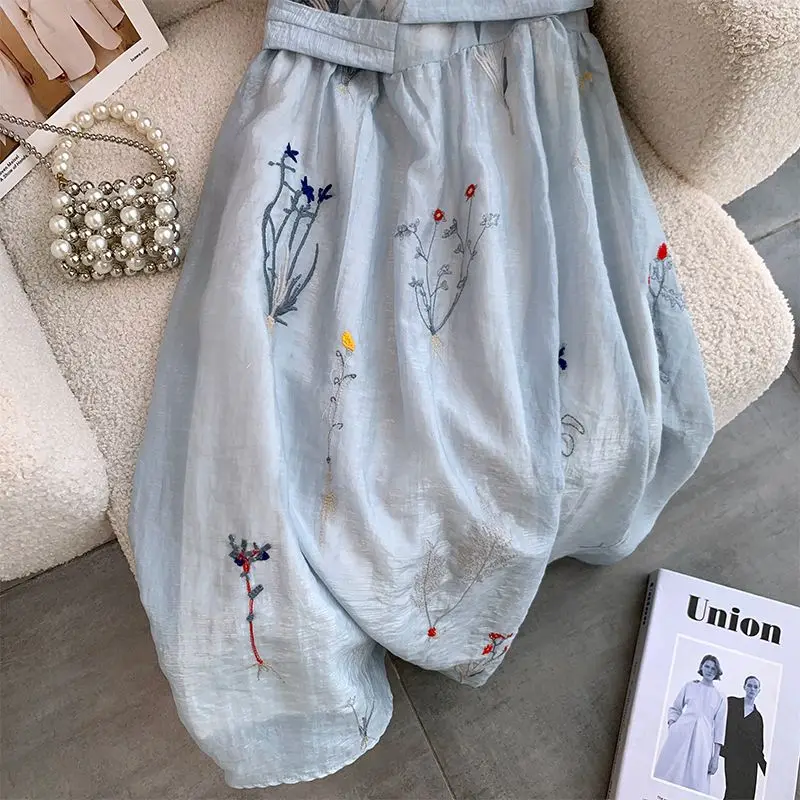 Abito estivo con maniche a sbuffo retrò con arclimatore leggero e sapore di porto. Nuovo abito floreale stampato di fascia alta con temperamento dolce