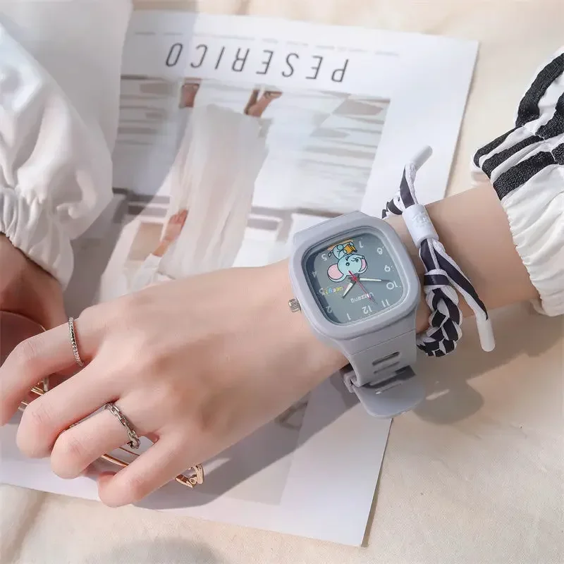 INS นาฬิกาดิจิตอลอิเล็กทรอนิกส์สำหรับนักเรียนเรืองแสงน่ารักสำหรับเด็กผู้หญิงนาฬิกากีฬาโรงเรียนซิลิโคนสำหรับเด็ก