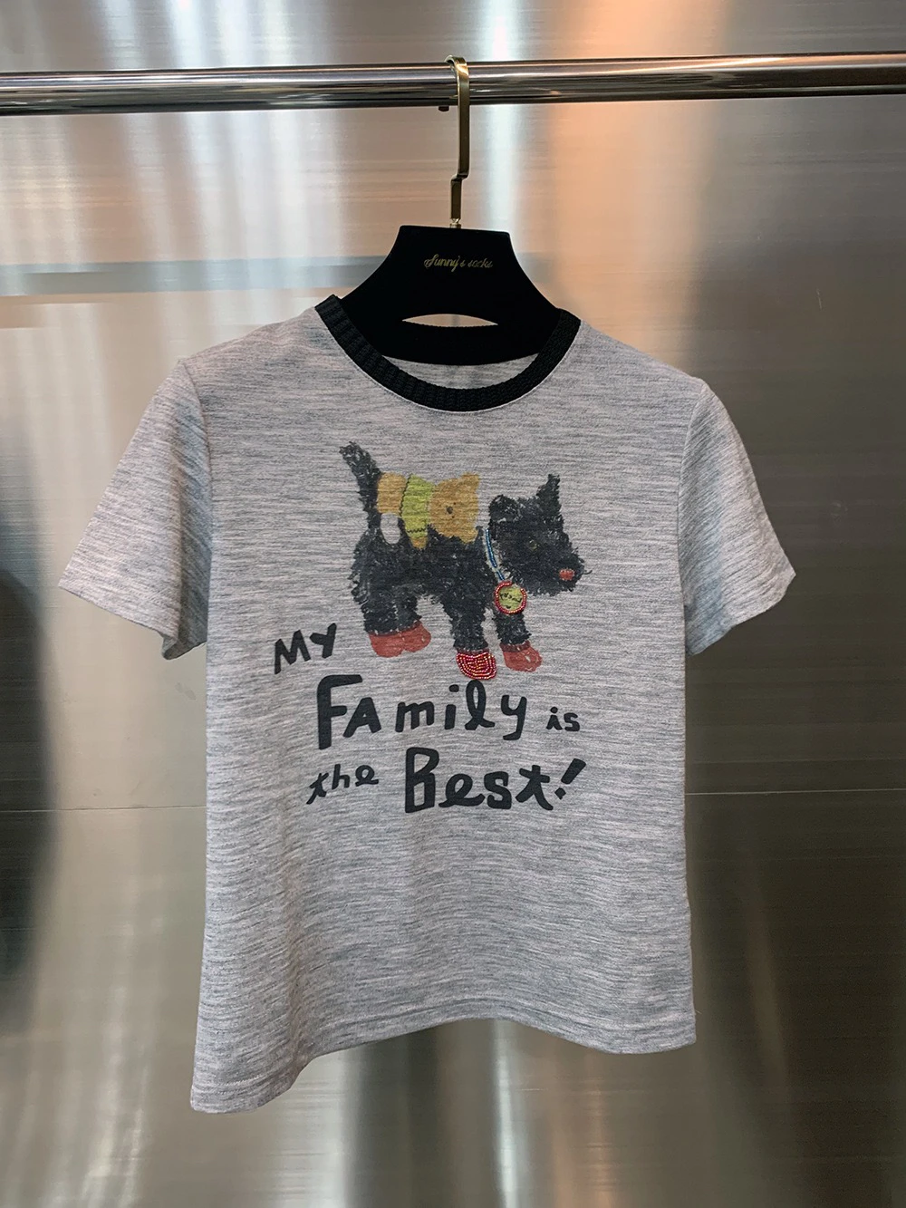 

Новинка Весна-Лето: Повседневная модная футболка с круглым вырезом, цветными вставками и принтом с собачкой и надписью, свободного кроя, универсальная, с коротким рукавом.