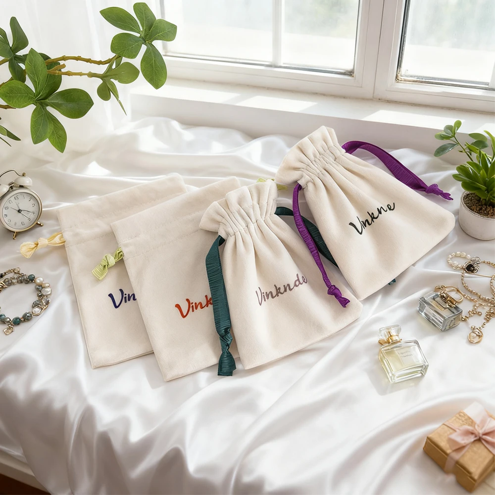 

Пользовательский логотип, бежевый мешочек для упаковки ювелирных изделий, свадебные сувениры, бархатная сумка 7x9 см, мини-лента, серьги на шнурке, ожерелье, пылесборник