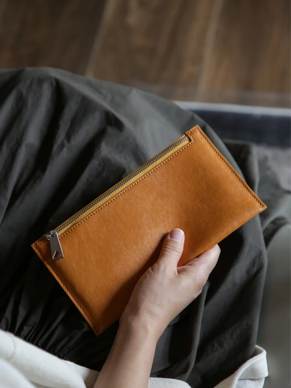 Genuine Vegetable-Tanned Top Layer Cowhide Ultra-Thin Long Wallet, Unisex, Retro Minimalist One-Piece Zipper Clutch