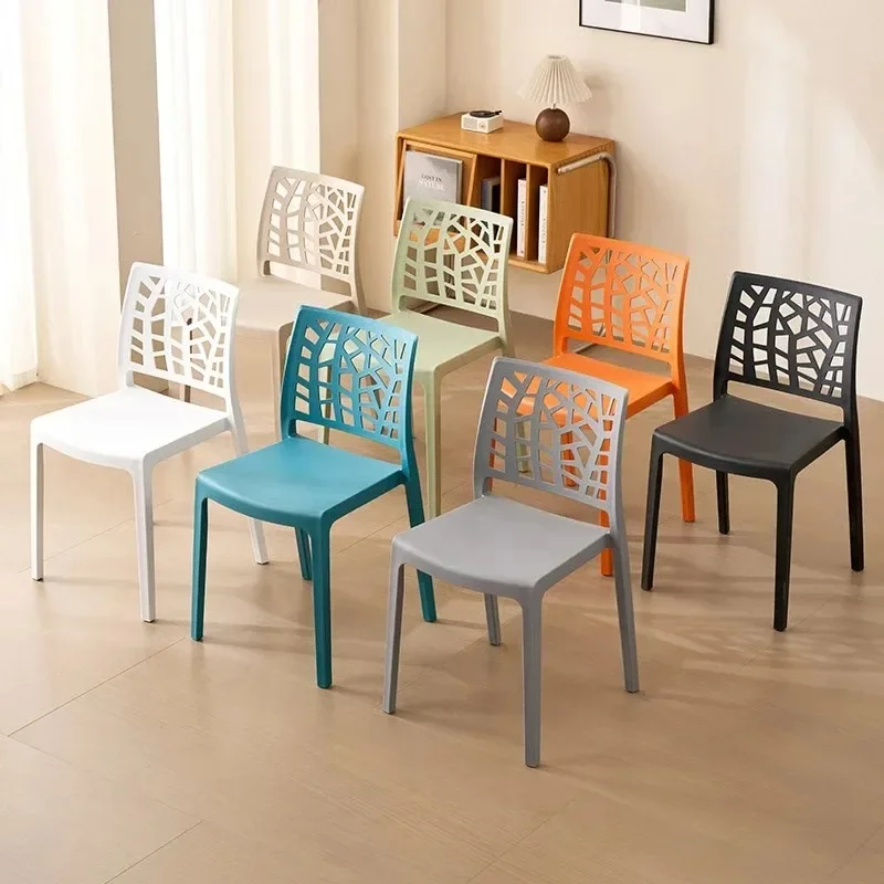 Stacked PP plastic outdoor dining chair is easy to use, practical and durable