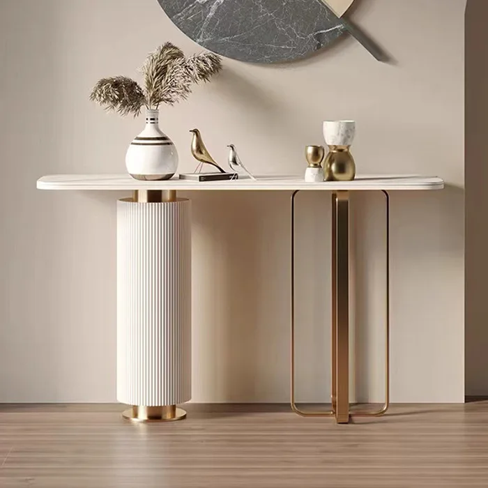 Porche simple, table, étagère, porte d'entrée face au porche, comptoir, couloir, allée