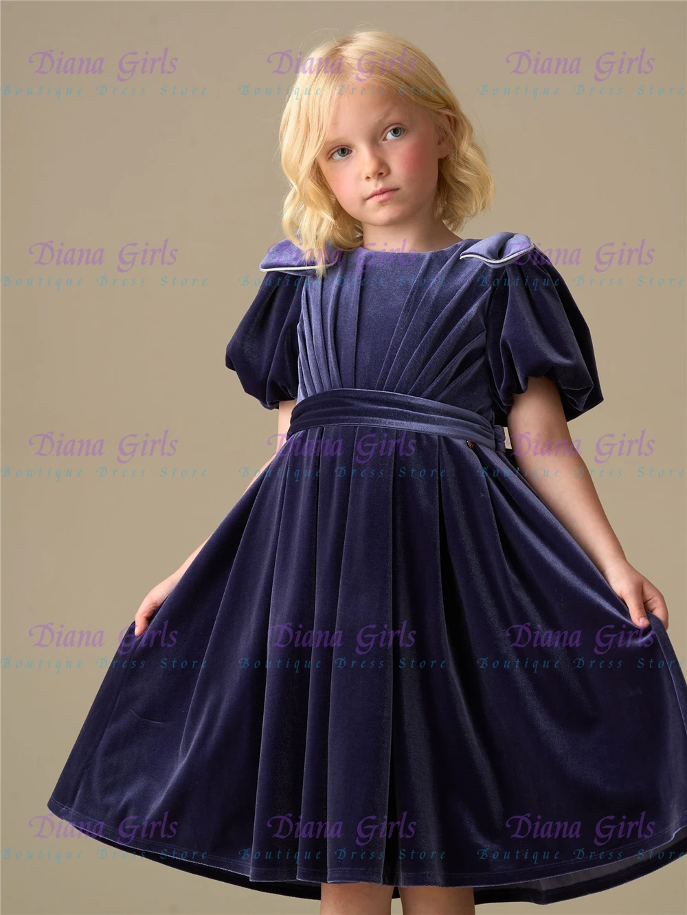 

Прекрасное фиолетовое бархатное пышное платье для девочки с бантом, идеально для свадьбы, дня рождения или торжественного мероприятия.