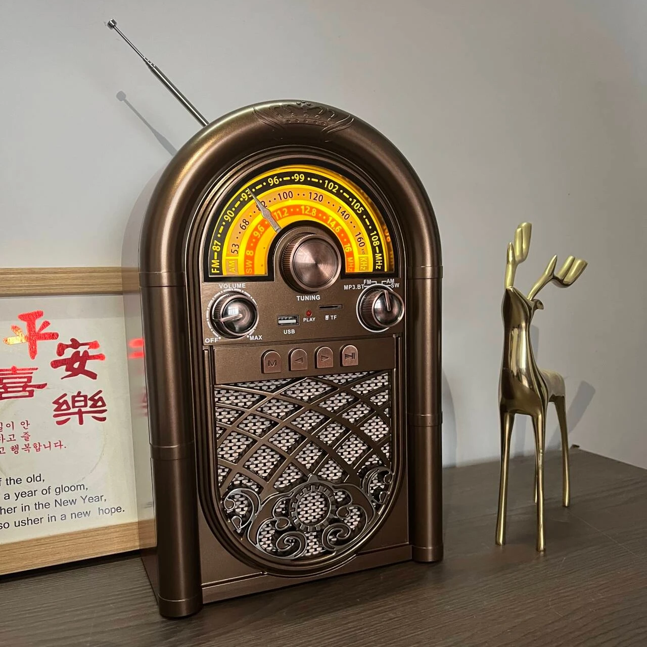 

Ретро-радиоприемник R-1950BT FM/AM/SW с Bluetooth, поддержкой воспроизведения с USB/TF карт, аккумулятором 1200 мАч и перезаряжаемой батареей 18650.