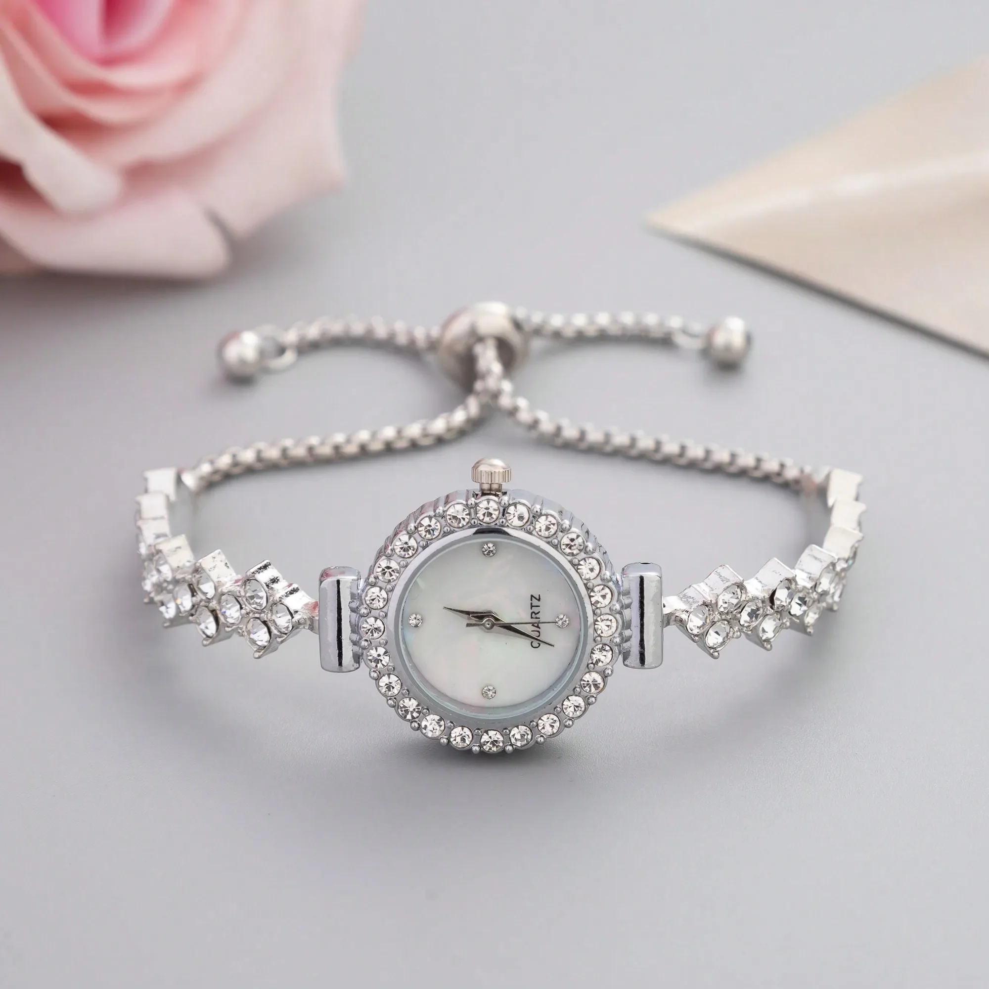 

New Casual Fashion Ladies' Bracelet Watch, Cute Round Dial Decorated With Crystals, Rhinestone Embellished Watchband, Alloy Quartz Watch, Gift As A Gift For Students Returning To School