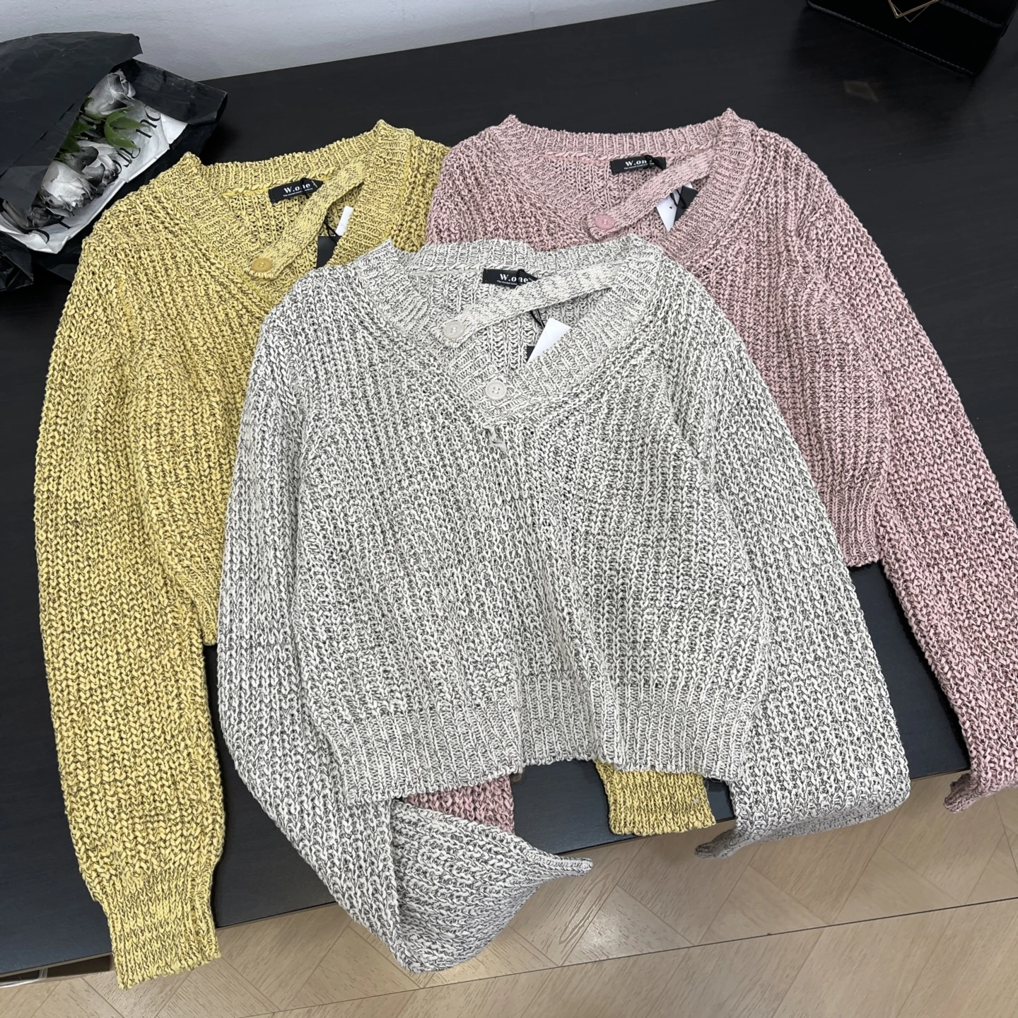 Fashionable Hollow out Warm Design Women's Long Sleeve V-Neck Short Sweater Sweet Style Straight Cut Online Exclusive Autumn ...