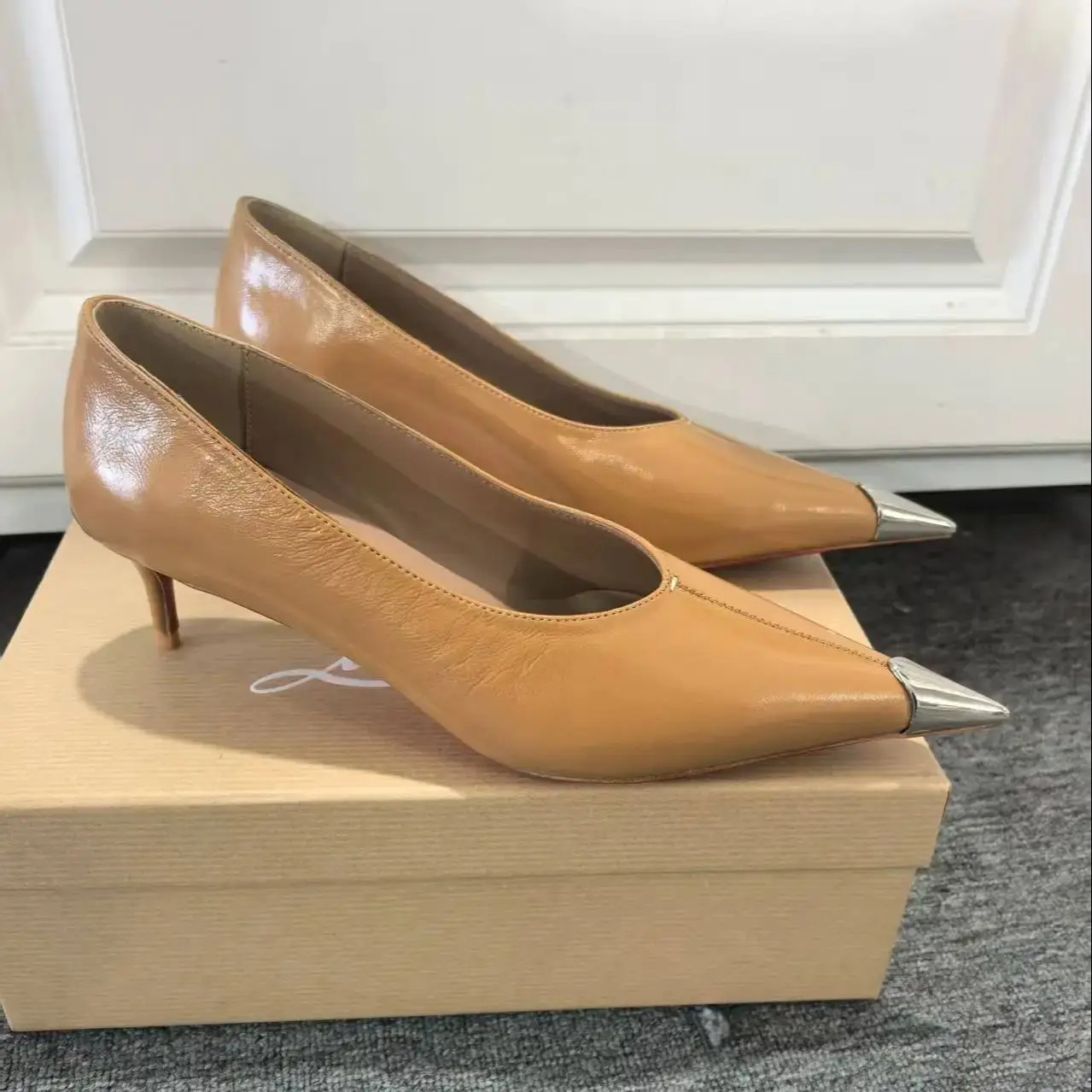 

Металлические туфли без шнуровки с острым носком на высоком каблуке абрикосового цвета, однотонные туфли на одинарной платформе, женские туфли на тонком среднем каблуке, карьерные офисные женские туфли-лодочки, женское платье