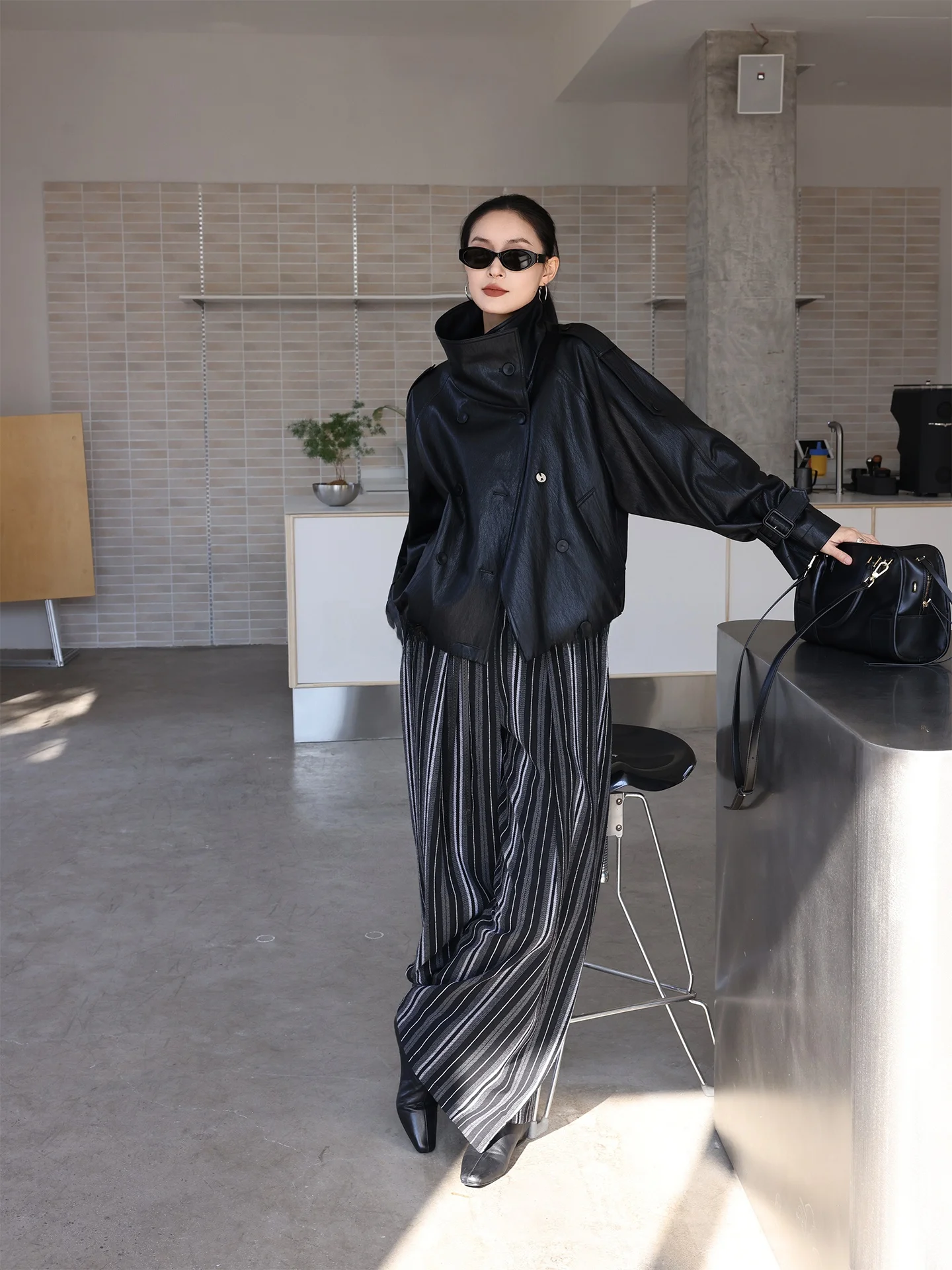 Jaqueta Casual de Couro PU Preta com Gola Alta e Design de Barra Elástica, Casaco Curto de Primavera para Mulheres Jovens por Jieji Zhang