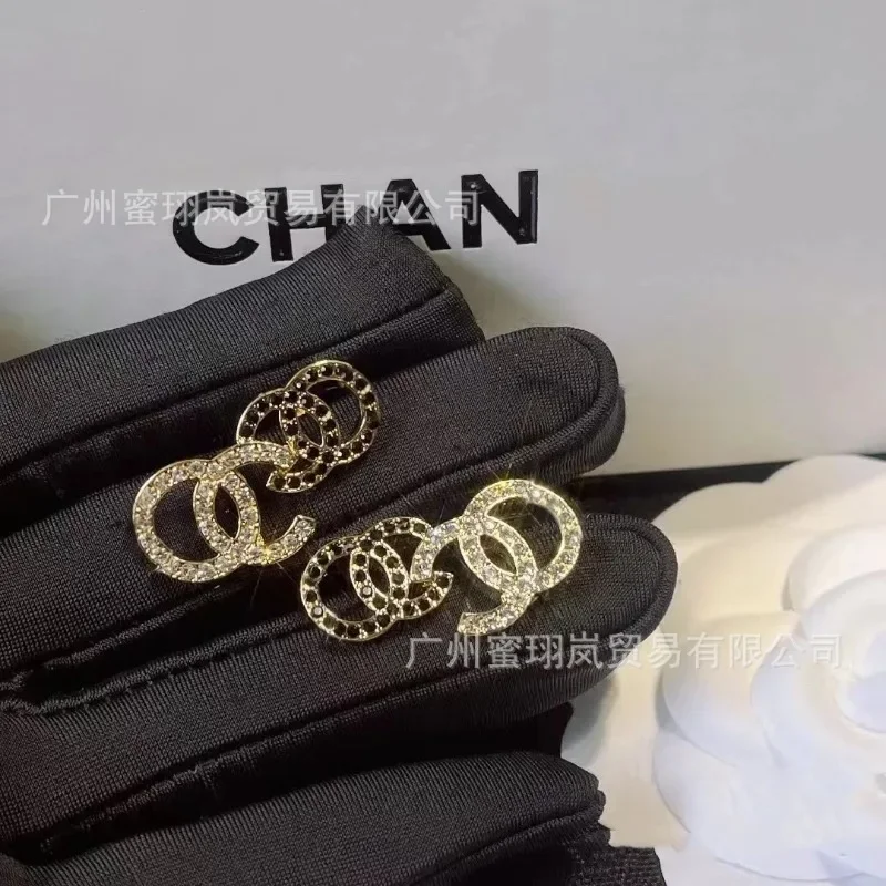 Xiangjia مزدوج C حرف أبيض وأسود أقراط مزدوجة أنثى كامل الماس الربط أنثى 925 إبرة الفضة