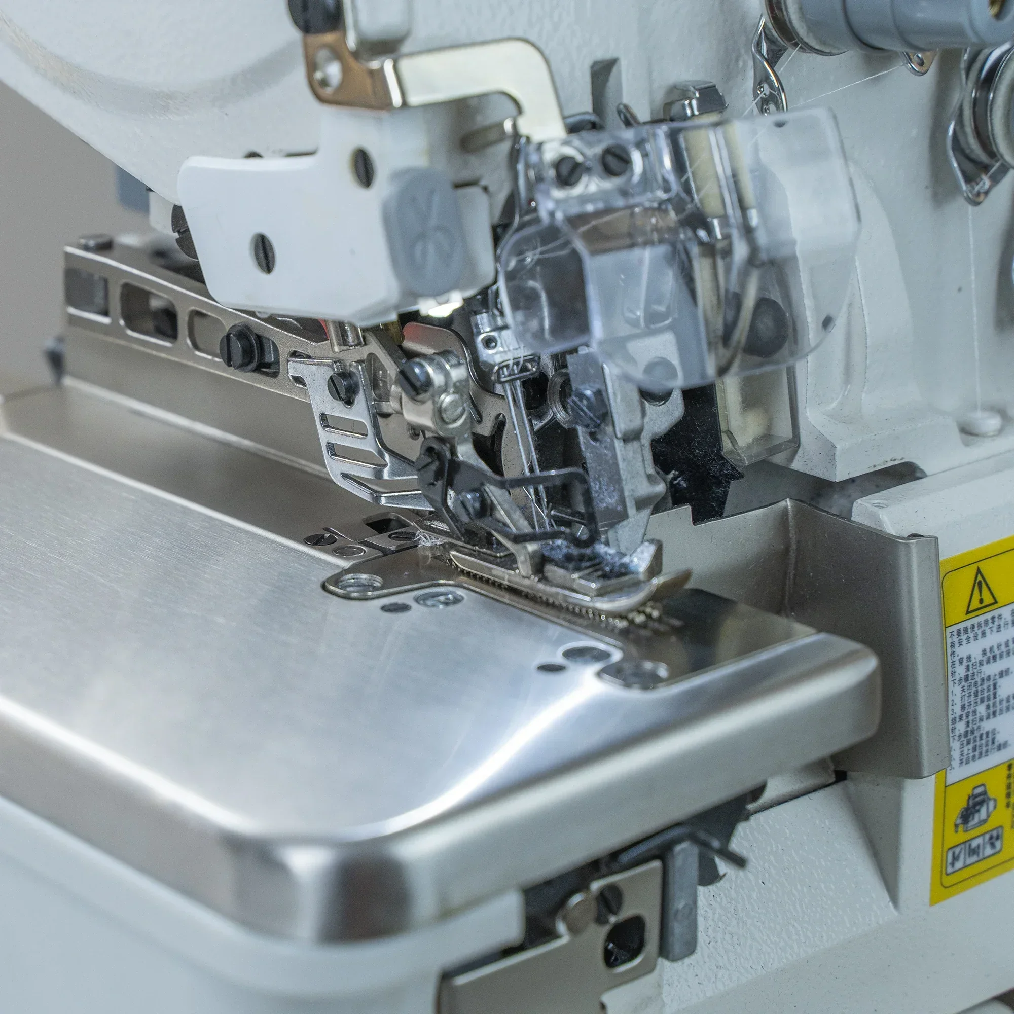 ماكينة خياطة الأوفرلوك عالية السرعة ذات محرك مباشر للكمبيوتر أوتوماتيكي بالكامل مناسبة للقمصان والقمصان والجينز HK-M5-X-AT