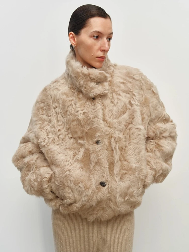 

Высококачественные роскошные женские плюшевые куртки из натурального меха ягненка, новинка 2026, простое короткое зимнее пальто с воротником-стойкой из натуральной кожи