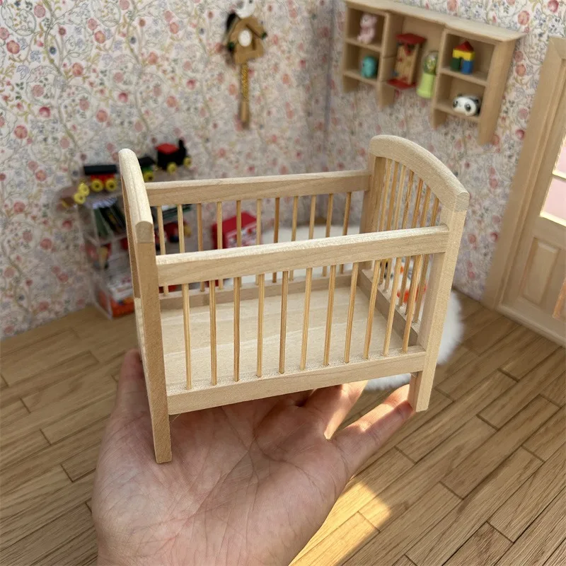 1:12 Culla in legno in miniatura Mobili per casa delle bambole Accessori per la decorazione della casa delle bambole Letto in legno fatto a mano per OB11Bjd