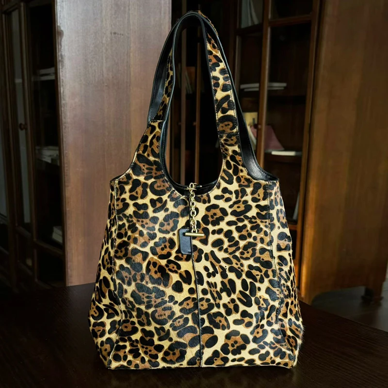 Bolsos pequeños tipo cubo de piel auténtica para mujer bolsos y carteras de diseño de lujo novedad 2026 Bolso de hombro para axila con cadena y estampado de leopardo de pelo de caballo auténtico alta calidad