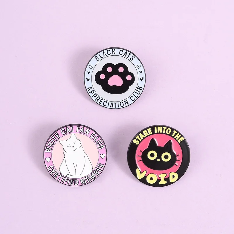 Broches émaillées chat noir et blanc Kawaii, badges de revers ronds patte de chat mignonne, accessoires de bijoux, cadeau pour les amateurs de chats
