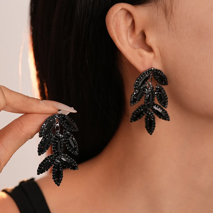Personalized dark wind diamond leaf silver needle earrings, light luxury niche leaf temperament high-end earrings women