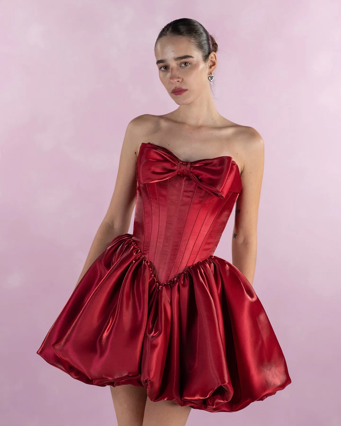 فستان شفاف أنيق من الساتان الأسود مع طيات عمودية وفيونكة كبيرة على الطراز القديم ثوب مسائي للتاريخ الليلي مثير قصير منتفخ 2026