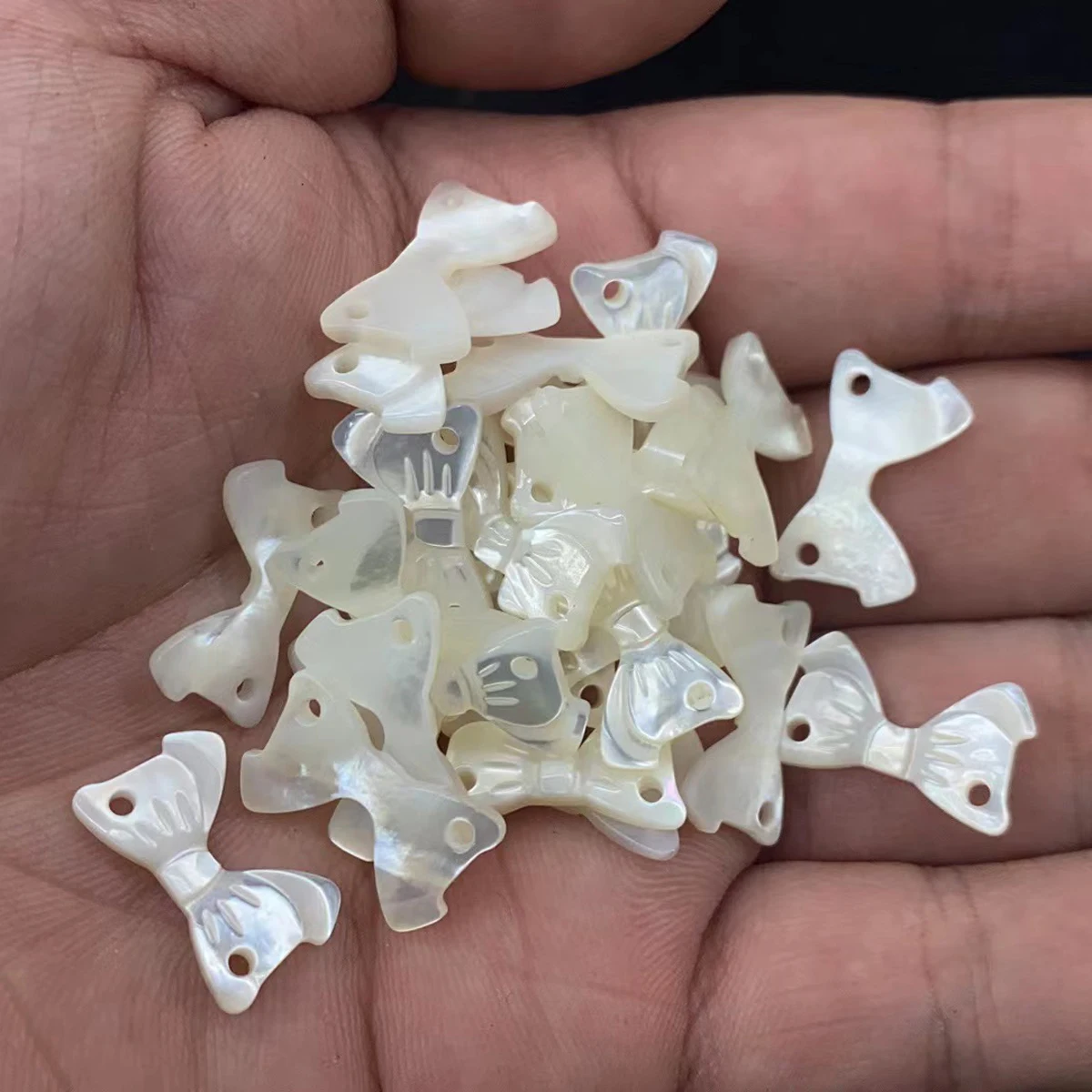 

2pcs 10x18mm Natural Shell SeaTwo-Hole Bow Pendant Charms Jewelry Diy Bracelet Necklace Accessories Small Ornaments Decorations