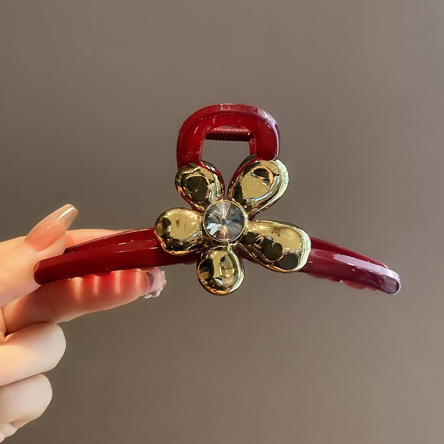 presilha-de-cabelo-e-vermelha-de-metal-com-flor-ampo-de-cabelo-f-moderno-mata-com-brilho-de-diamante