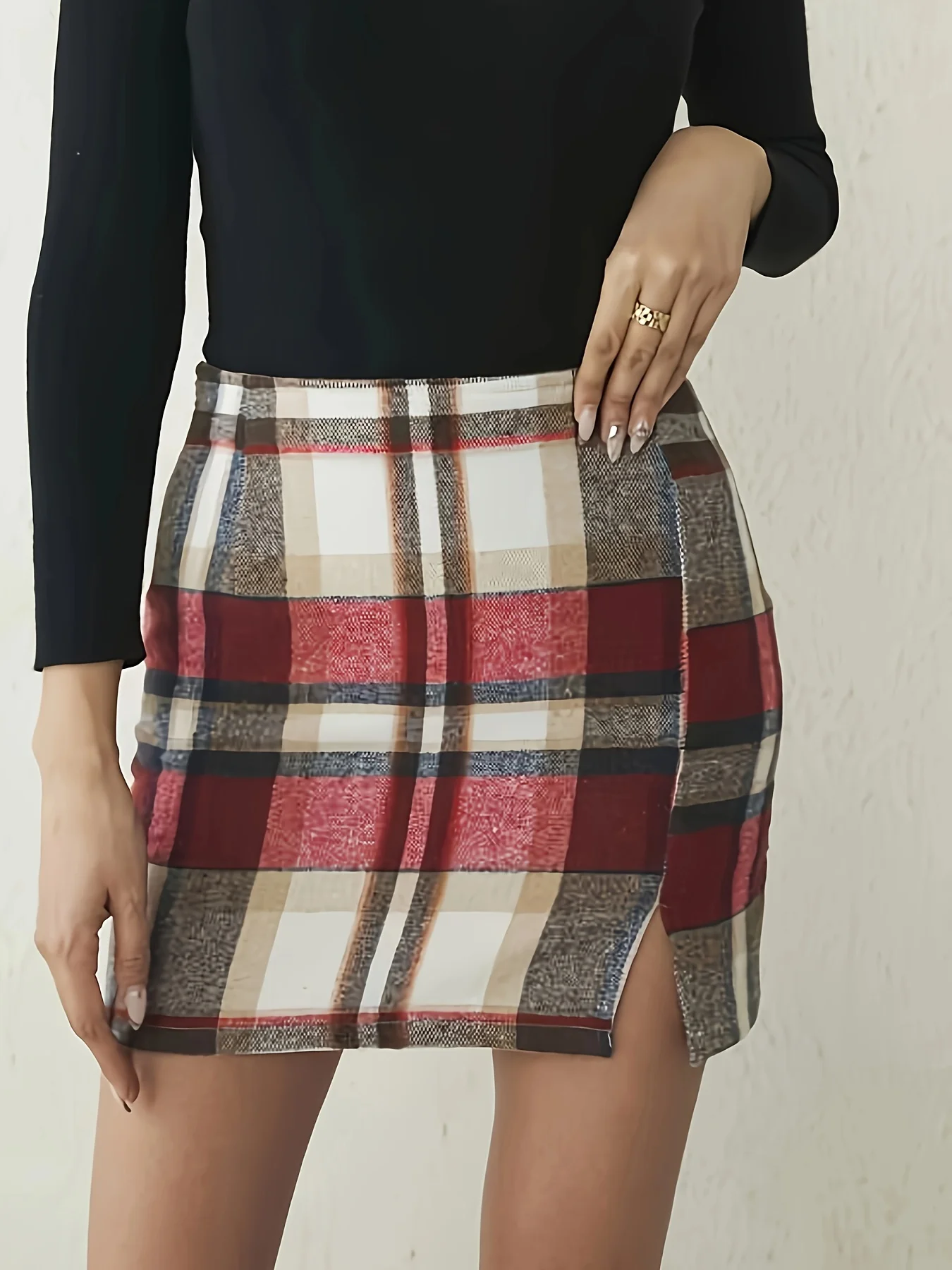 Women’s fashion with elegant, stylish check pattern and side slit design, a seductive, versatile wrap skirt.