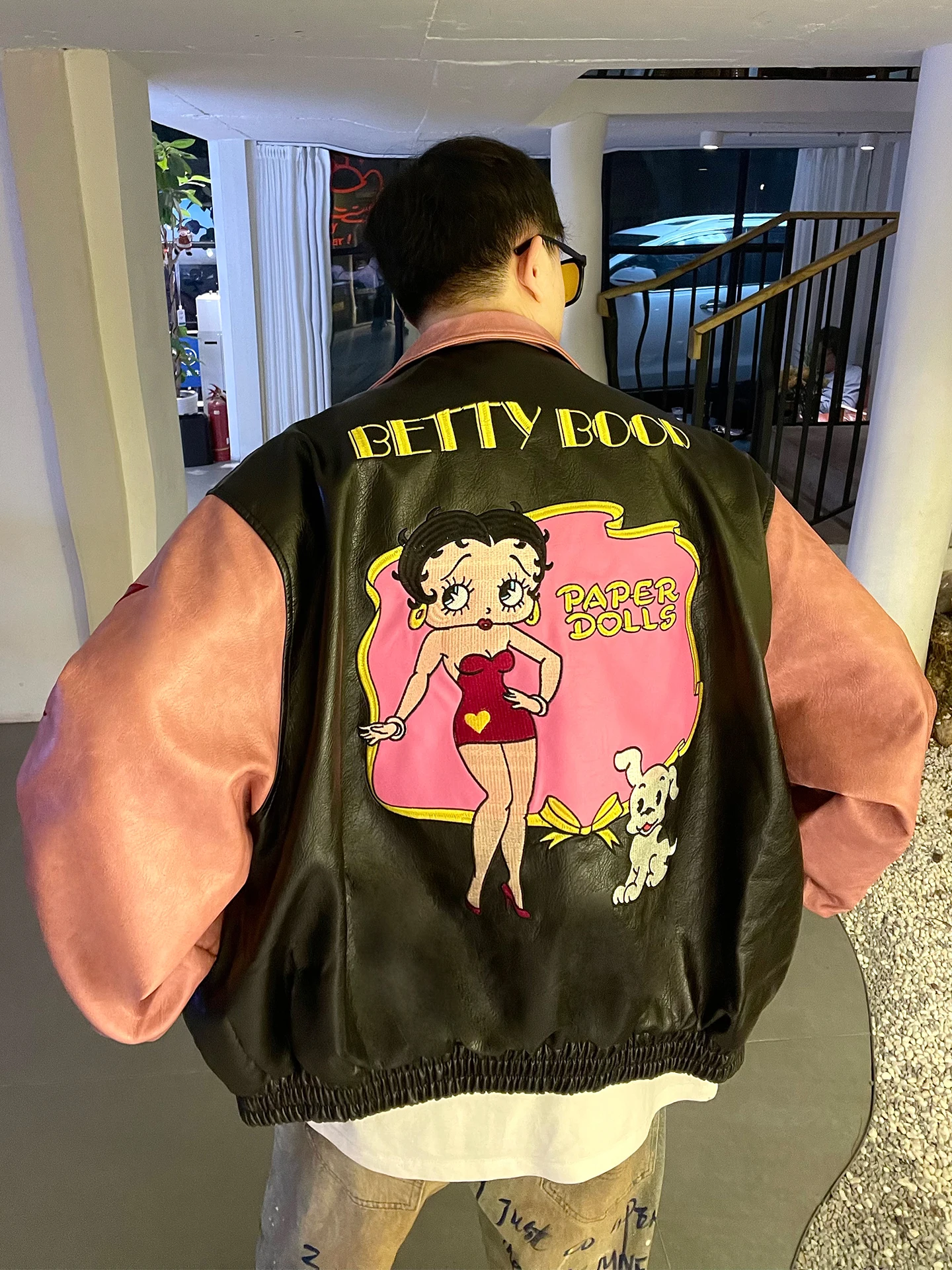 

Bet Miss Embroidered Color Blo из искусственной кожи Jaet Свободное бейсбольное пальто для мужчин и женщин Ретро Американский повседневный костюм...