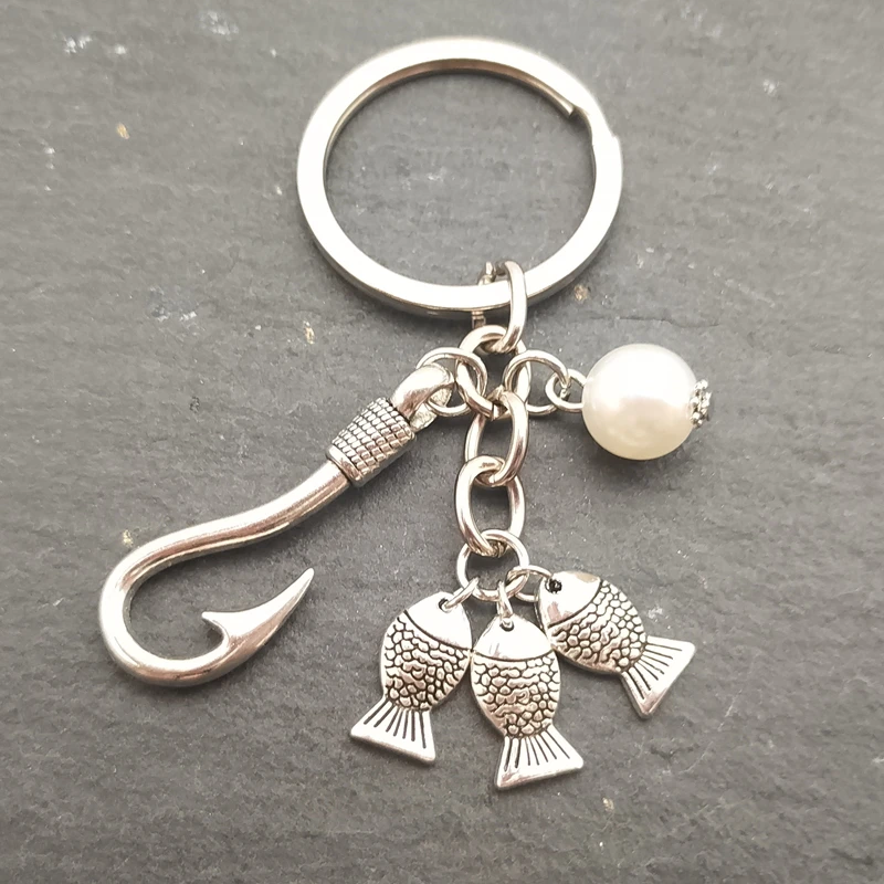 Creative Keychain 26 Letters Fish Hook Pearl Irregular Pendant Goldfish Key Chains Men Women Charm Bag Key Wallet Jewelry Gift