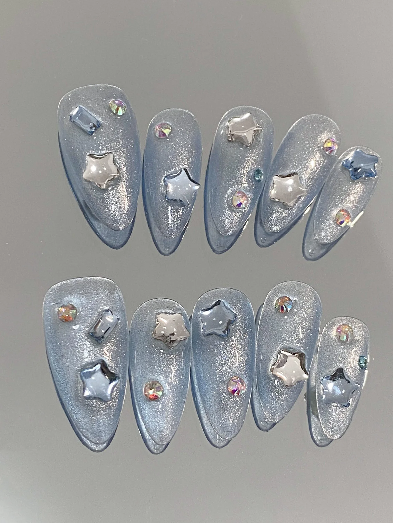Hellblaue Glitzer-Mandel-Press-On-Nägel, handgefertigte Kunstnägel mit 3D-Stern-Charms und bunten Strasssteinen, wiederverwendbare falsche Nägel