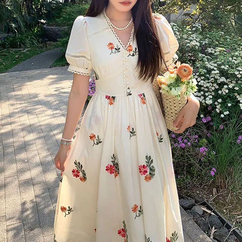 

Dress High Quality Lace Patchwork Flower Button Design New Fashion Apricot Women'S 2024 Summer Design Mid Length Big Swing Dress