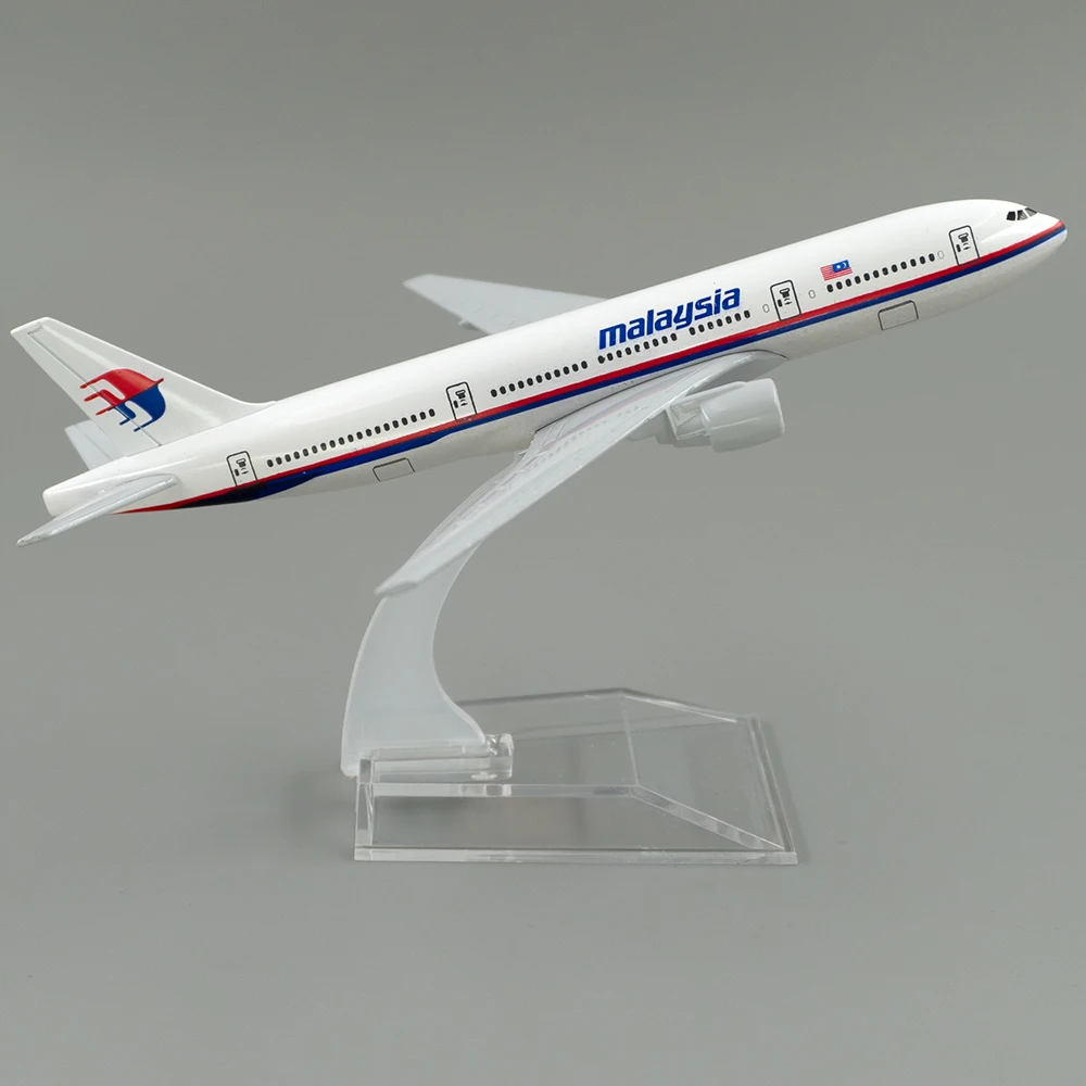 1/400 Scale Alloy Aircraft Boeing 777 Malaysia Airlines 16cm Alloy Plane B777 Model Toys Children Kids Gift for Collection