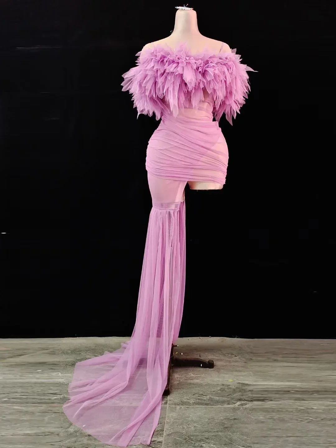 Różowa, seksowna sukienka na ramiączkach spaghetti z asymetrycznym dołem i rękawiczkami dla kobiet, kostium na wieczór, studniówkę, scenę, koncert, stylizacja celebrytów.