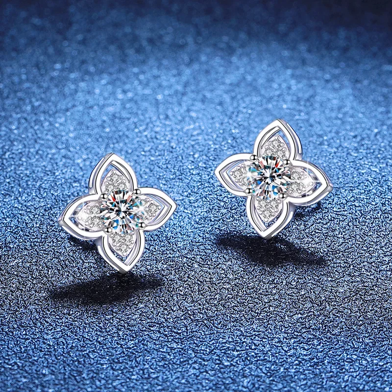 

Luxury platinum Pt950 moissanite diamond four-leaf clover stud accessories, platinum 18K wedding jewelry
