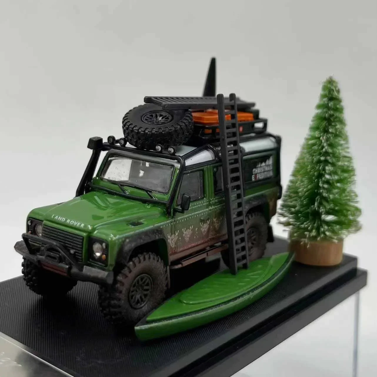 Diecast 1:64 Defender 110 Car Christmas Car Model with Christmas Tree Die-Cast & Toys Adult Fans Collectible Souvenir Gifts