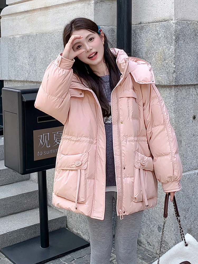 เสื้อแจ็คเก็ตขนเป็ดกันลมสำหรับฤดูหนาว แบบมีฮู้ด ความยาวปานกลาง ทรงหลวม สำหรับผู้หญิง สีขาว ขนเป็ดแท้ แบบพาร์กา กระเป๋าใหญ่ สีพื้น เสื้อคลุมกันหนาว