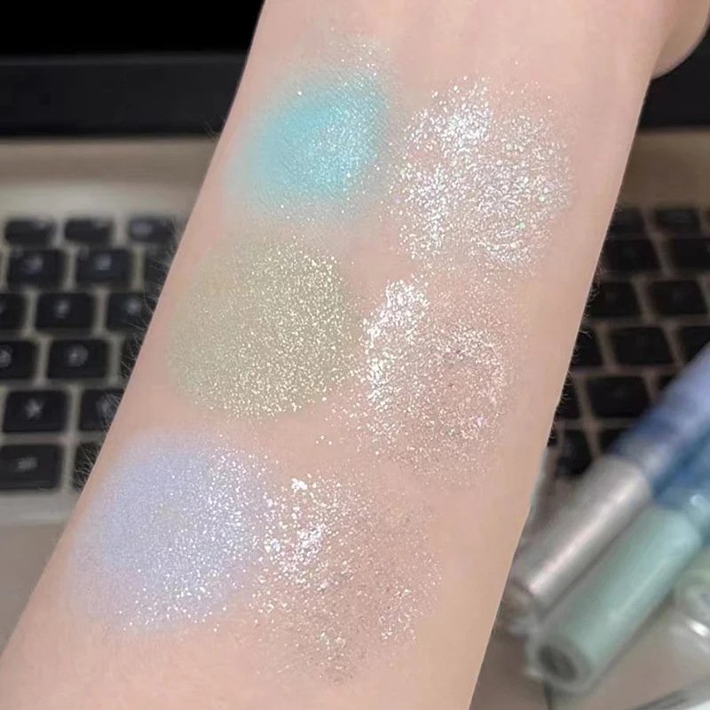 Vloeibare oogschaduw met dubbele kop en matte en parelmoerafwerking is draagbaar en kan in één go worden toegepast