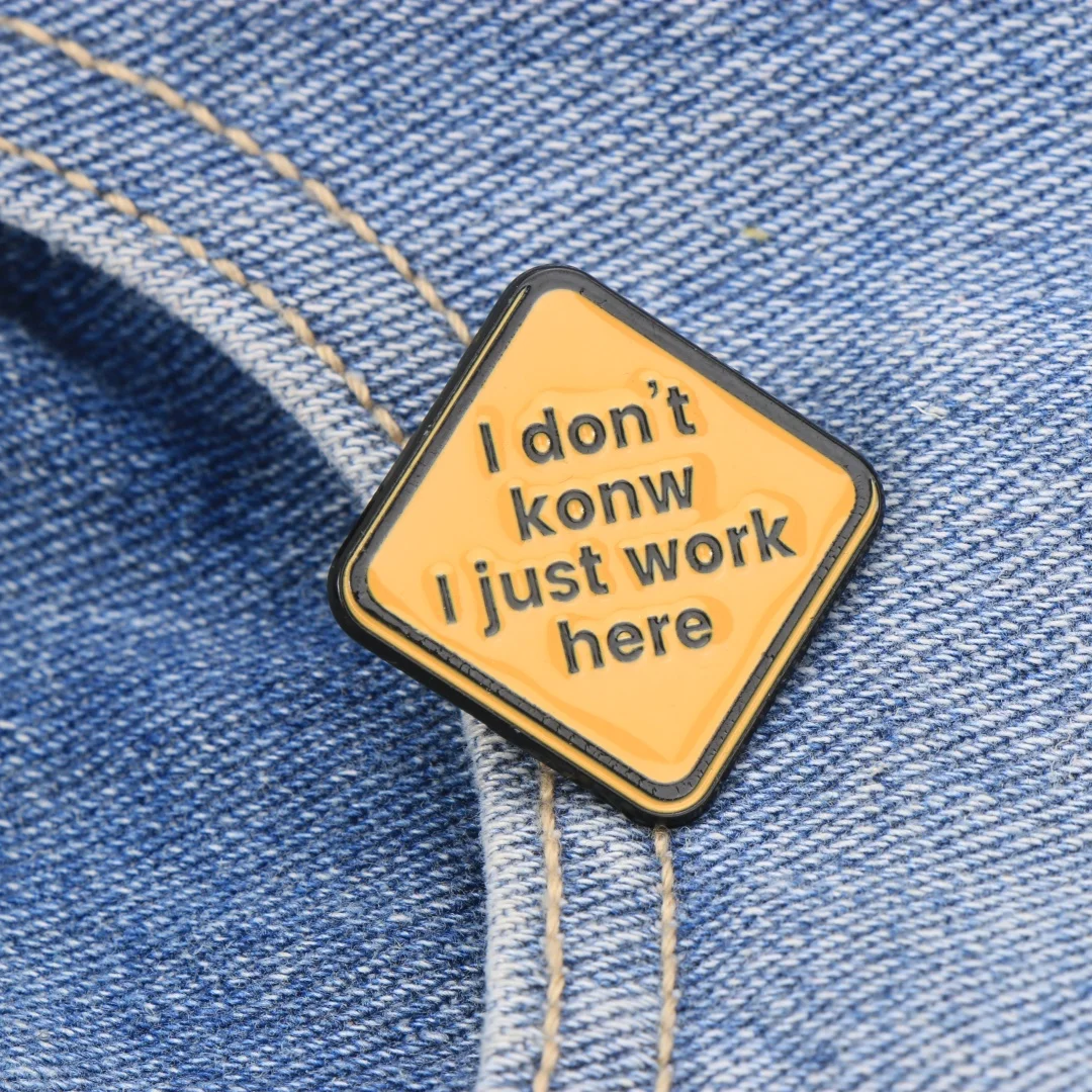 Lustige Emaille-Anstecknadel mit dem Spruch „Ich weiß nicht, warum ich hier arbeite“, sarkastische Arbeitszitat-Brosche, gelb-schwarzes Metall-Abzeichen für Jacken, Taschen & Hüte – Detail 5