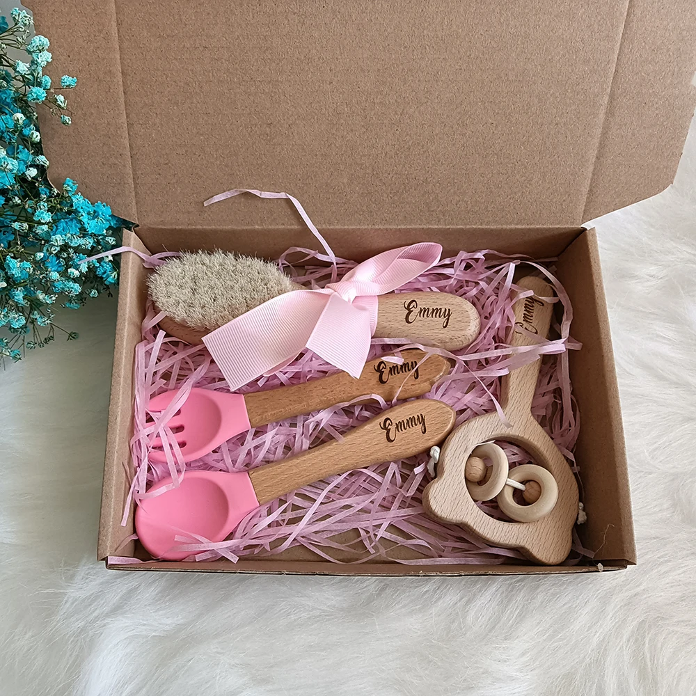 Hochet en bois avec nom personnalisé pour bébé, ensemble cuillère et fourchette en silicone, jouet sensoriel, brosse à cheveux personnalisée pour nouveau-né, cadeau pour enfants