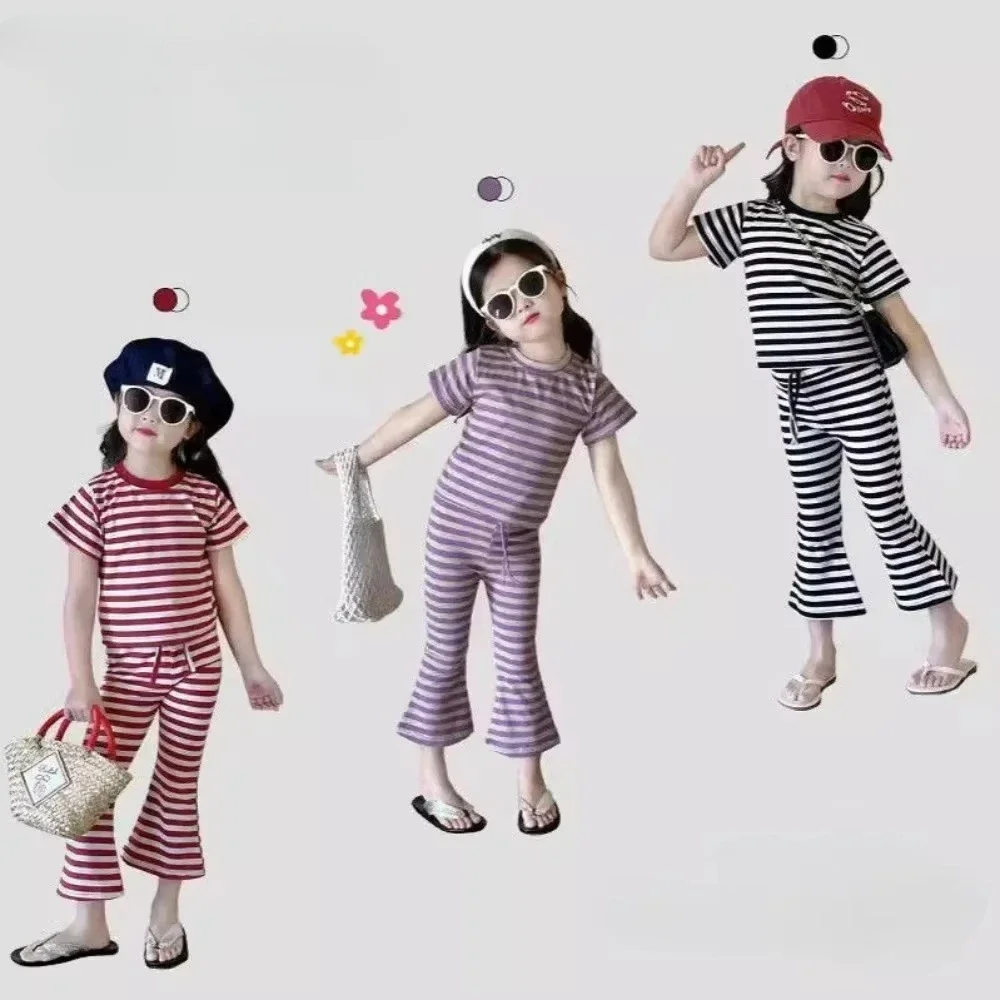 

Корейская версия, модный летний новый костюм для девочек, полосатая футболка с круглым вырезом и короткими рукавами + расклешенные брюки, комплект из двух предметов для детей 2–6 лет
