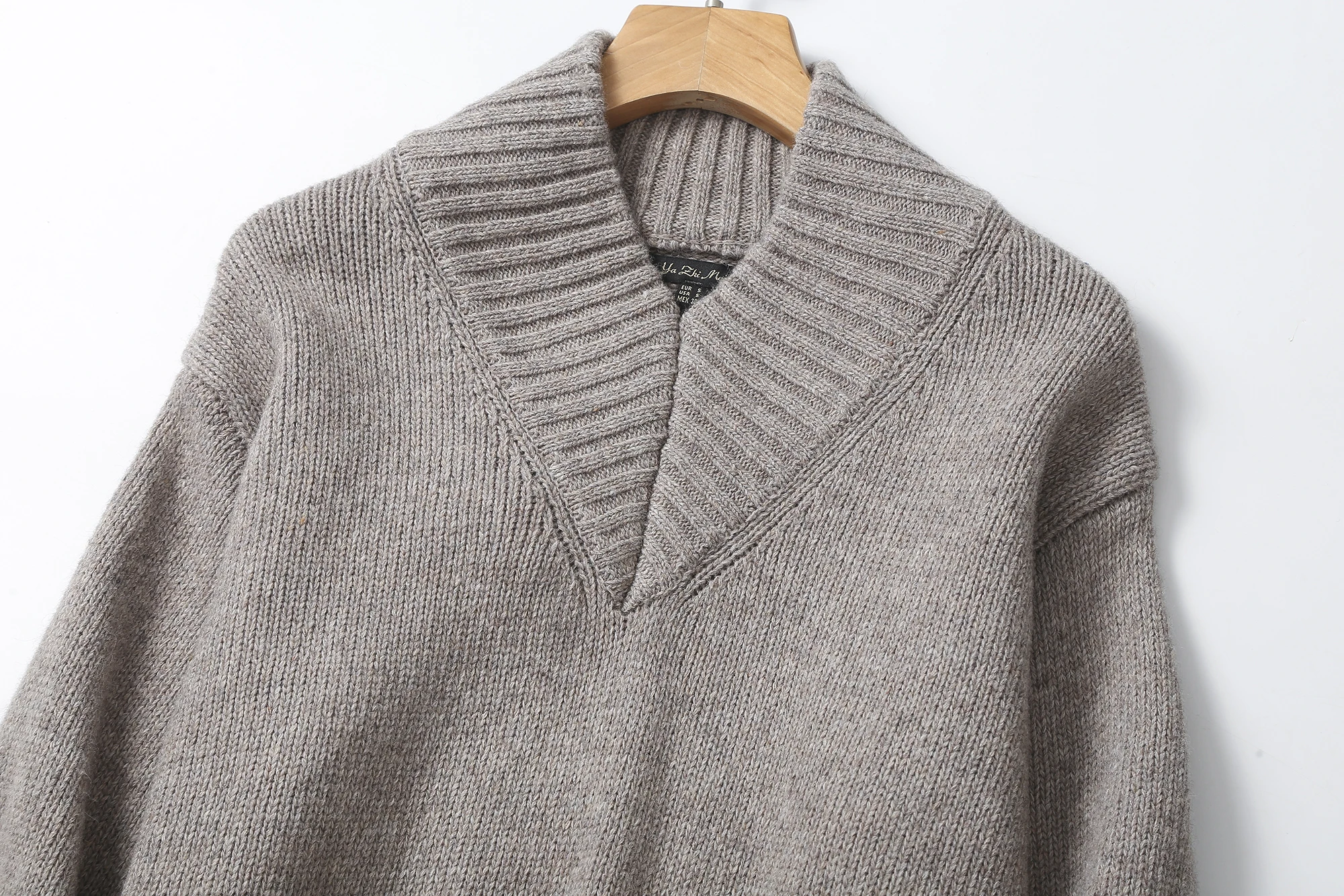 Ethereal MD 2023 autumn new style of French simple commuter style wool blend high V-neck sweater