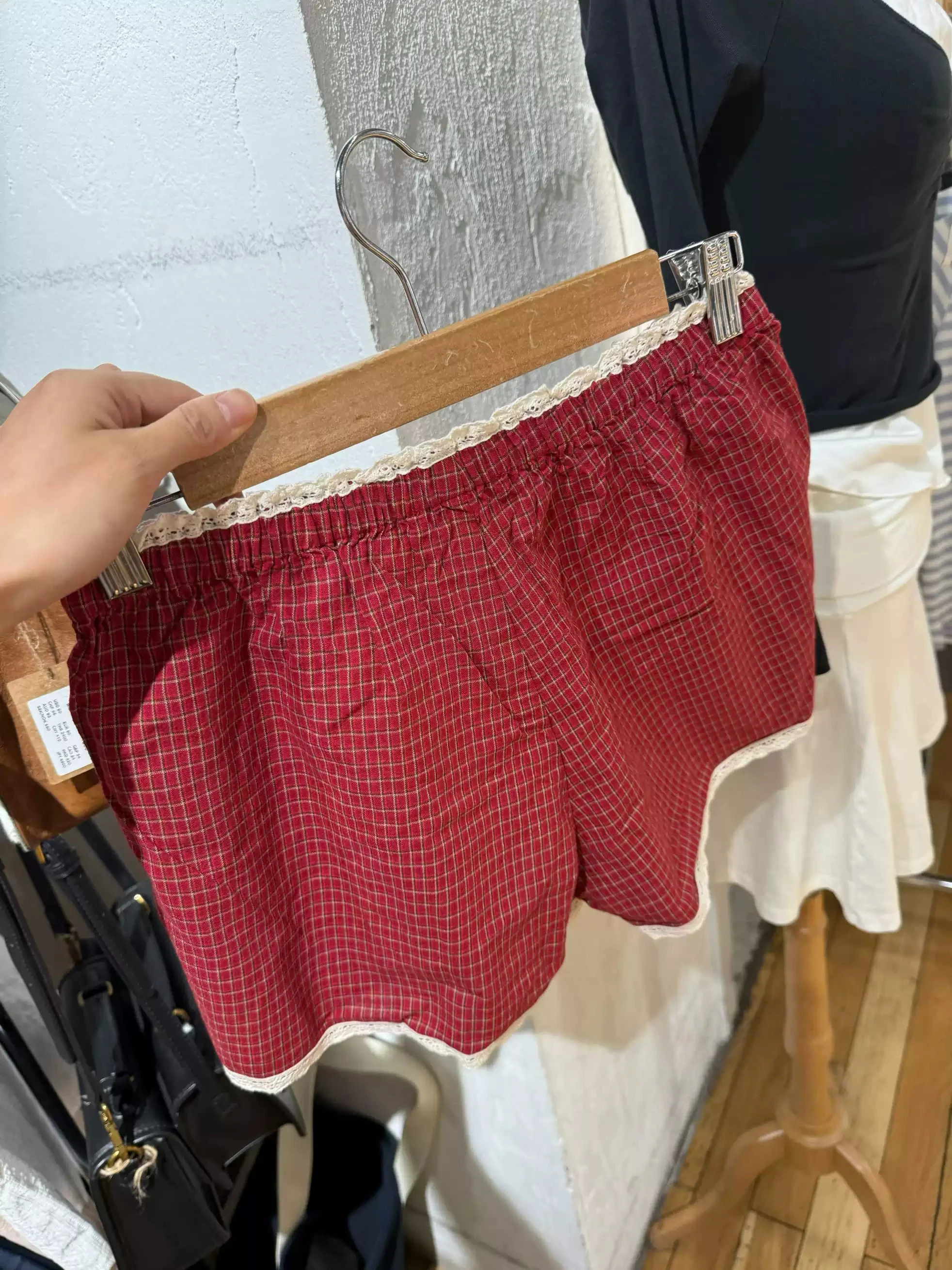 Set Celana Pendek Tank Ruffle Kotak-kotak Merah Kamisol Ramping Lipat Leher V Wanita + Celana Pendek Keringat Longgar Pakaian 2 Potong Rumah Antik Manis Lucu Baru