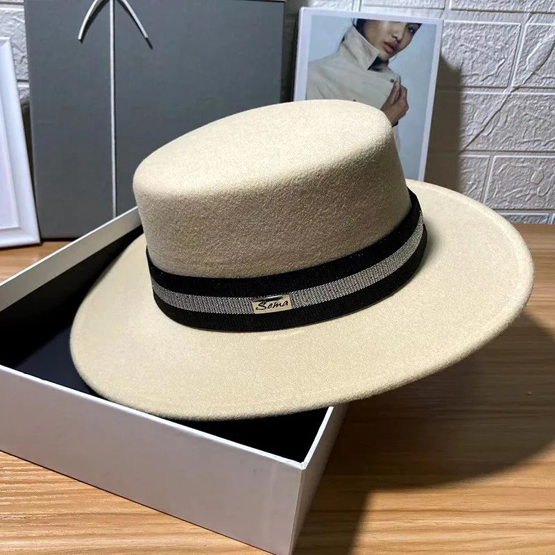A simple face-enhancing versatile flat hat for women's outdoor street style woolen warm top