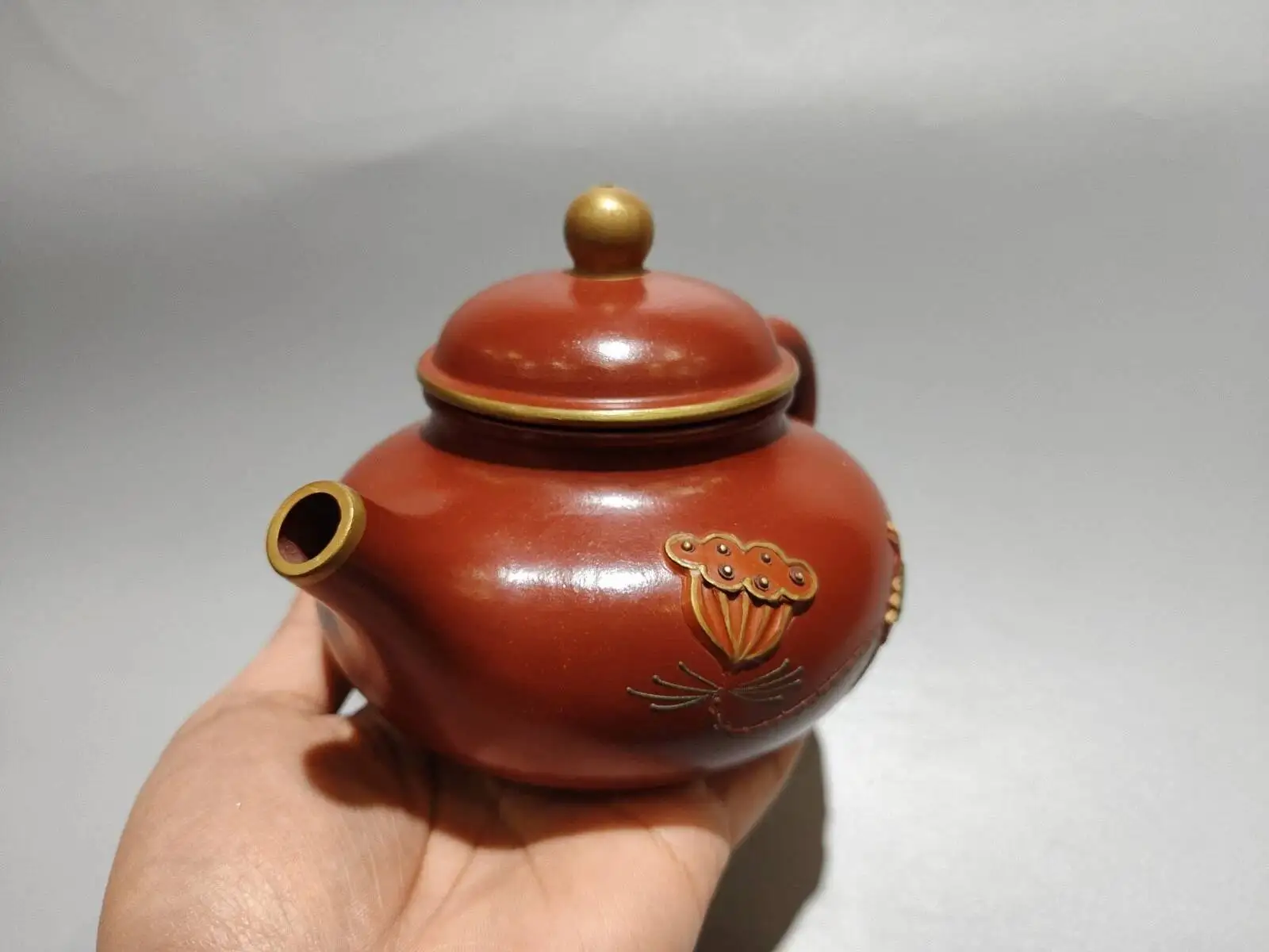 China Yixing Zisha Clay Handmade Kung Fu Tea Exquisite Product Name: Gold-Painted Rongtian Teapot Signature: Gu Jingzhou