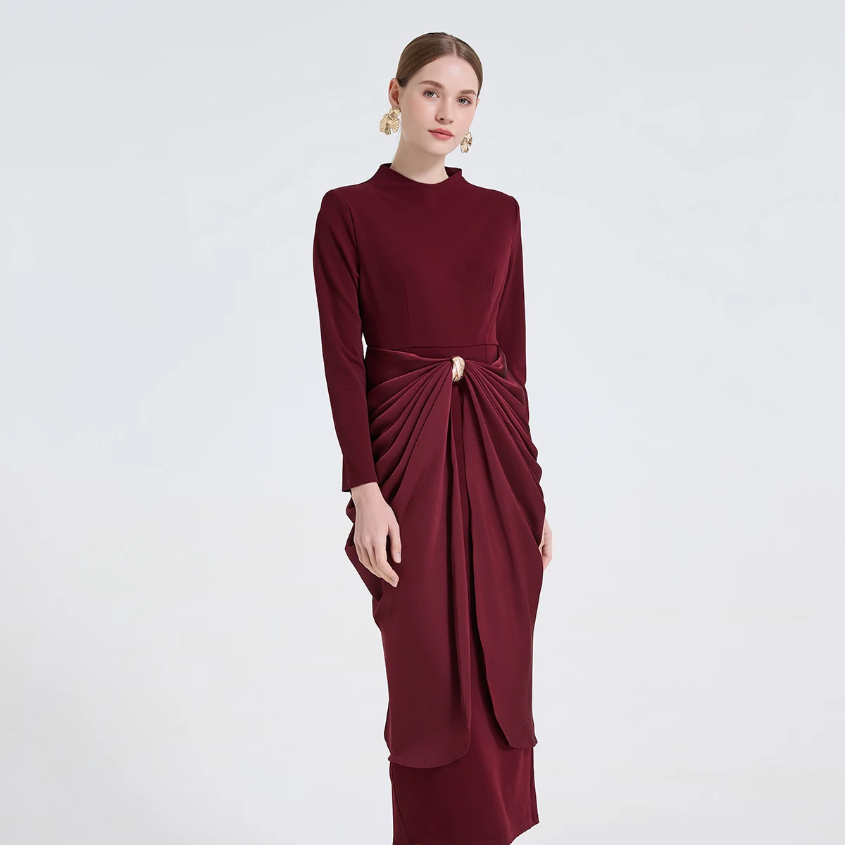 

Новинка SuperAen: Элегантное длинное платье с высокой талией, плиссировкой, металлическими пуговицами и эффектом утяжки на талии