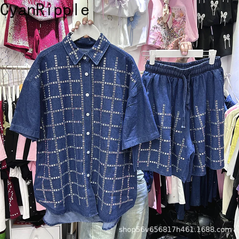 

Модный джинсовый комплект для весны и лета: рубашка-кардиган с коротким рукавом, украшенная стразами и клетчатым узором, и шорты А-силуэта с широкими штанинами на резинке