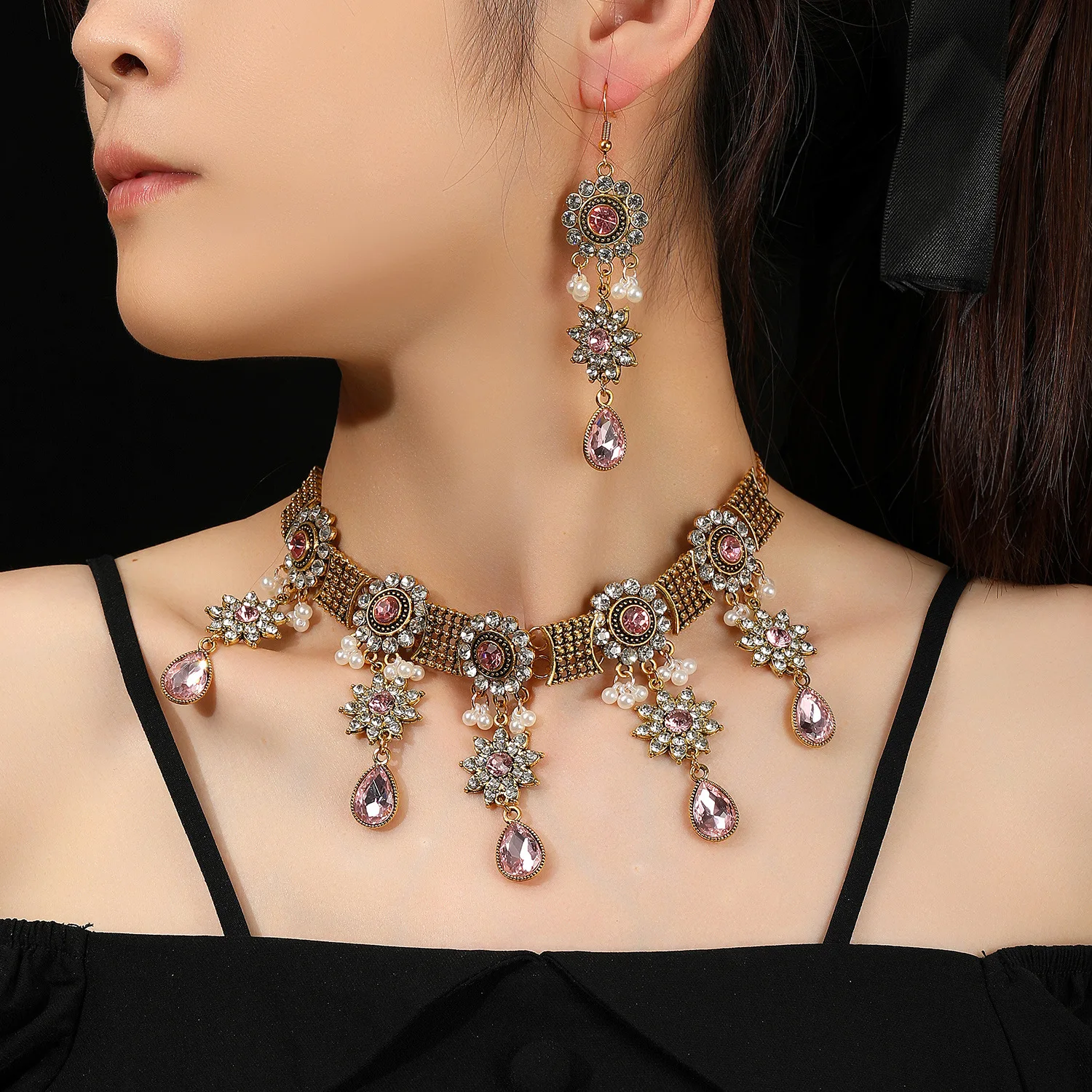 Индийский роскошный женский комплект из колье и колье, золотистый сплав, Яркий Циркон, инкрустация, стиль бохо, ретро, кисточки, ювелирные изделия Jhumka