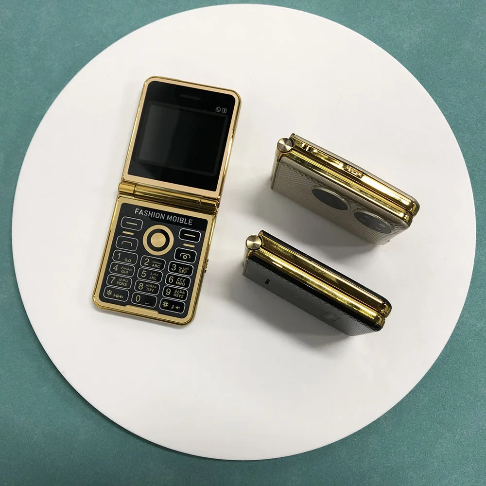 Telefone Flip P21 2.4 Polegadas Quatro Cartões SIM Lanterna LED Voz Mágica Rádio FM Botões Grandes Ultra Fino Telefone Móvel 2G