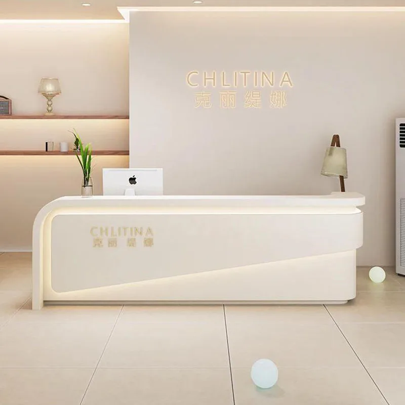 ユニークな教会の受付デスク サロンの演台 白いモバイル演台スタンド 受付デスク シンプルなエスクリトリオ 商業用家具