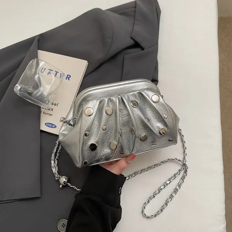 

Новая женская плиссированная сумка через плечо 2026 года в корейском стиле, модная повседневная сумка с заклепками, универсальная маленькая квадратная сумка-мессенджер