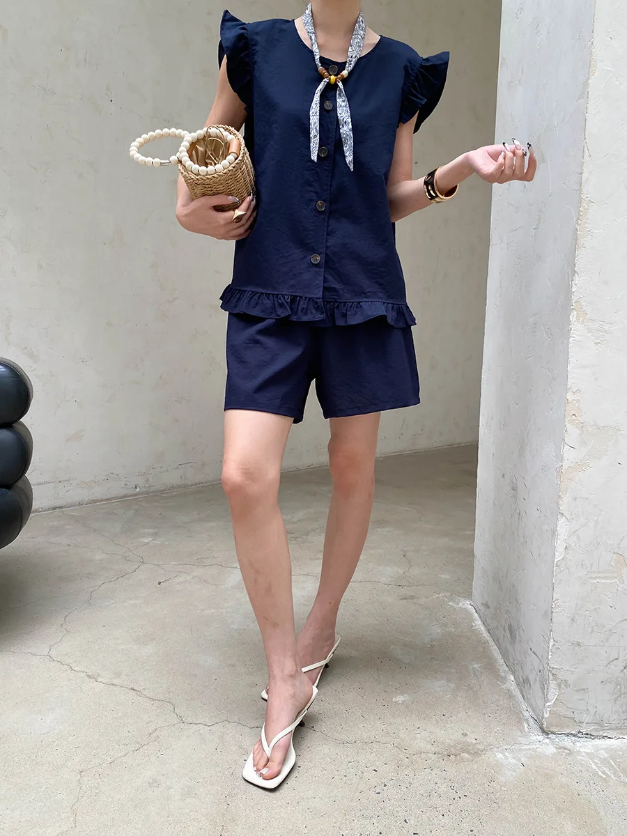Sommerliches Damen-Set: Einfarbiges, ärmelloses Shirt mit Fungus-Edge-Details und kurzen Ärmeln sowie Shorts mit Kordelzug. – Detail 11