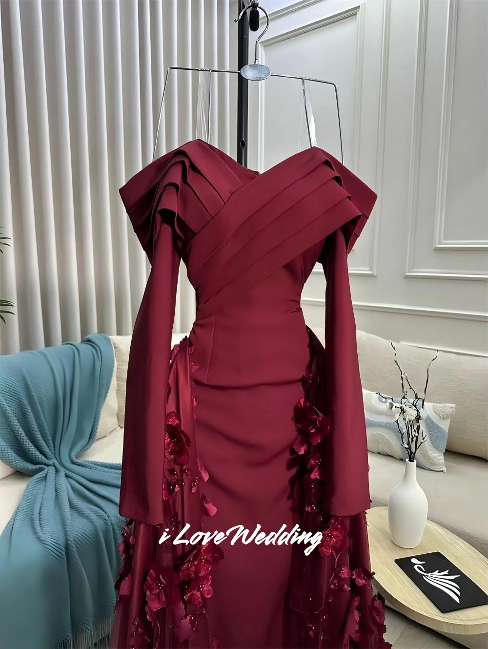 Sukienka balowa w kolorze burgundowym z dekoltem w serek, kwiatami 3D, o kroju litery A, z odkrytymi ramionami, długim rękawem, szyta na miarę, na specjalne okazje, długa do podłogi, plisowana, z możliwością personalizacji.